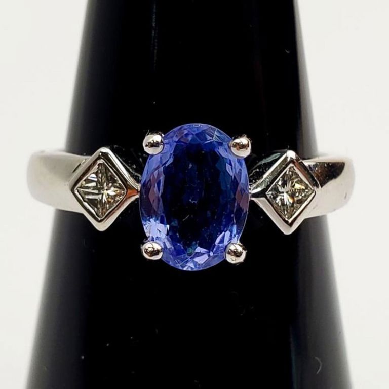 18k white gold ring with blue tanzanite and diamonds