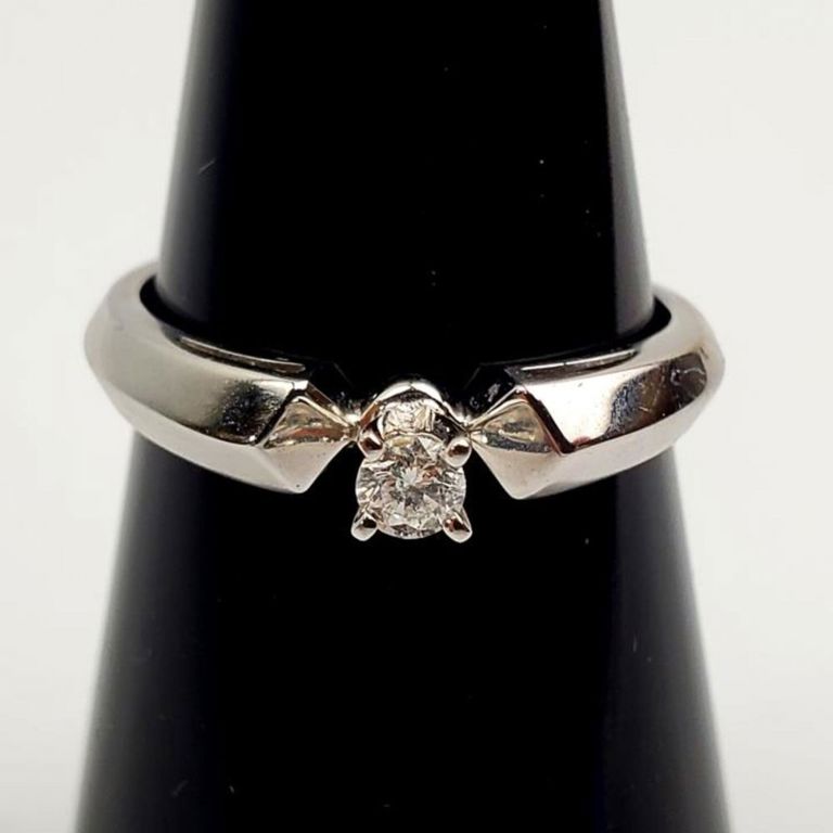 14k white gold and diamond ring