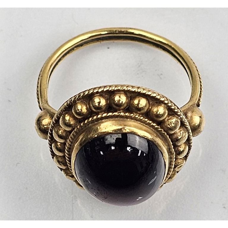 18k gold and garnet ring