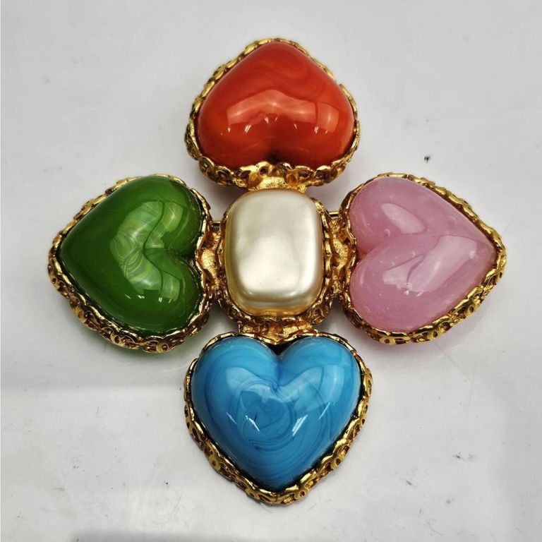 Vintage Chanel Gripoix heart brooch