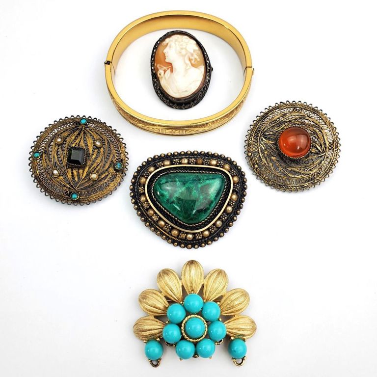 6 piece jewelry lot: brooches and bracelet