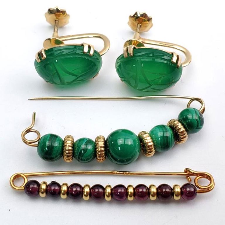 Lot of 4 gold and hard stone items