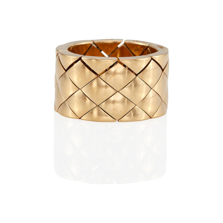 Chanel: 18k gold 'Matelassé' flexible band ring