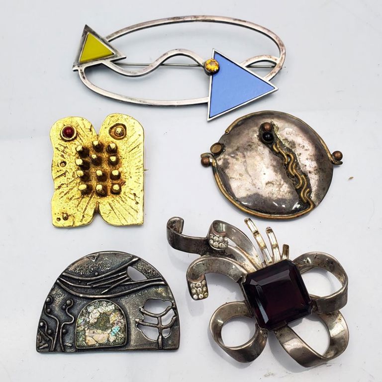 Lot of 5 brooches including Dani Karavan gold plated and silver brooches