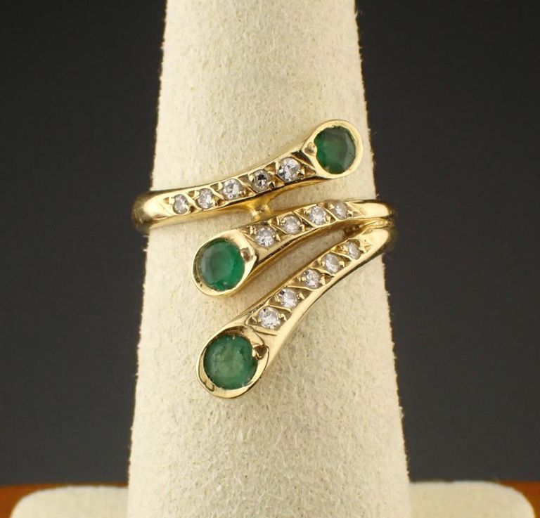 Emerald diamond and 18k yellow gold ring