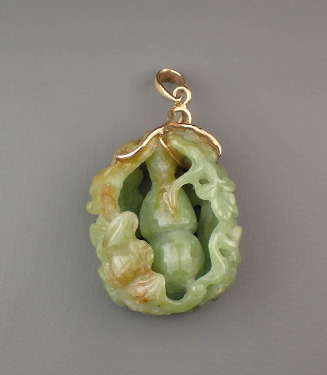 Jade and 14k yellow gold pendant