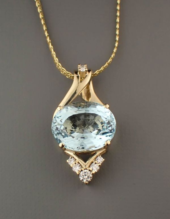 Aquamarine and diamond 14k yellow gold pendant necklace