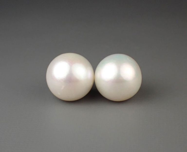 South Sea pearl and 18k yellow gold ear studs