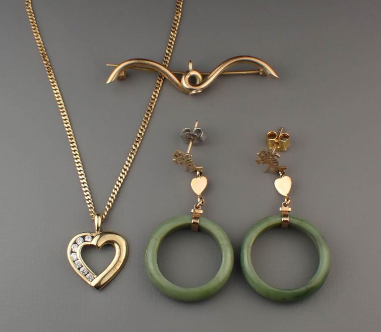 Yellow gold pin, earrings and necklace with CZ and jade