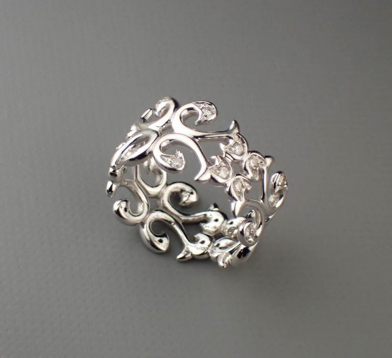Diamond and 18k white gold ring