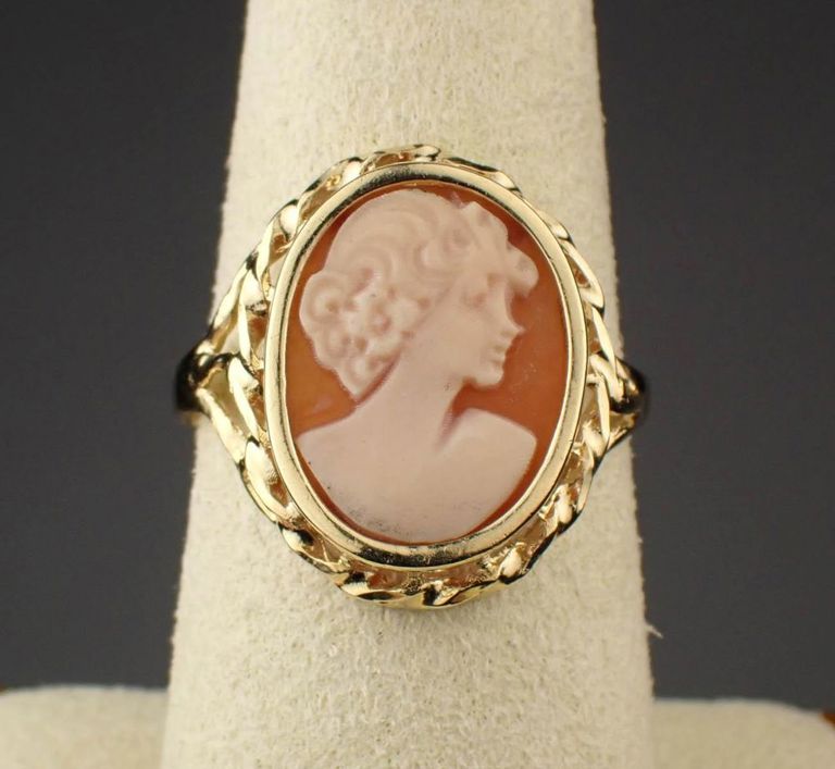 Cameo and 14k yellow gold ring
