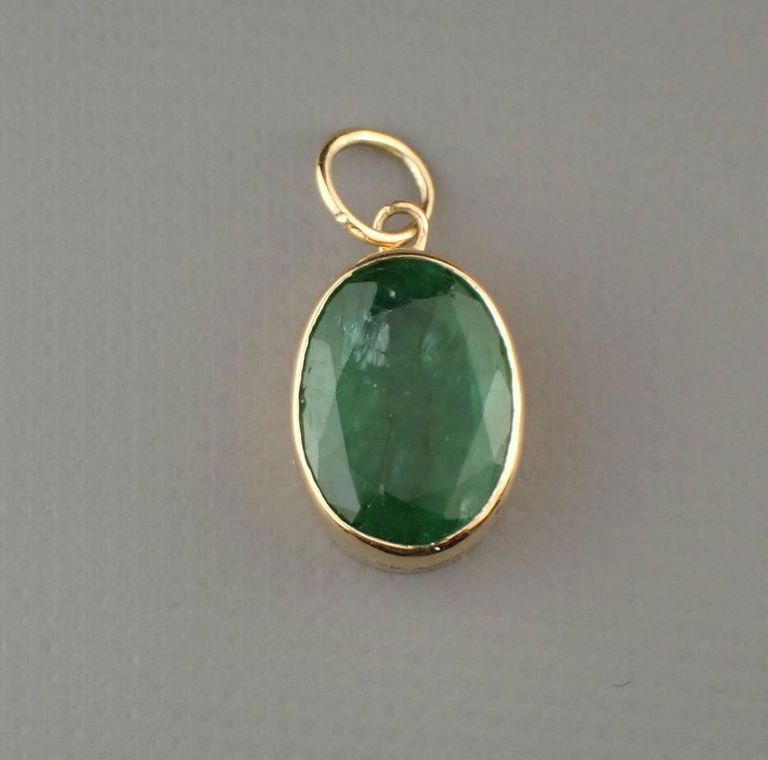 14k yellow gold pendant/charm with emerald