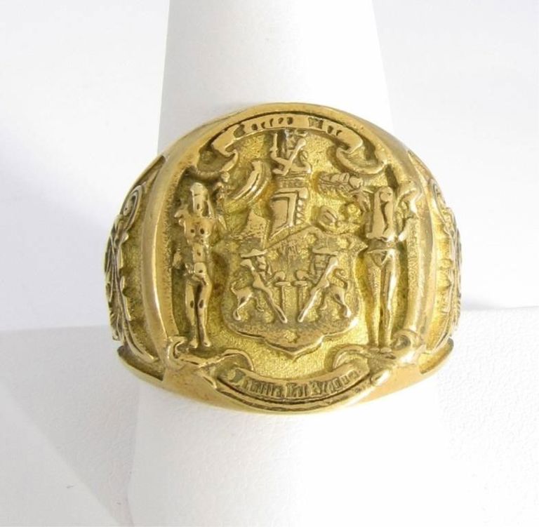 18k gold gentleman's coat of arms ring