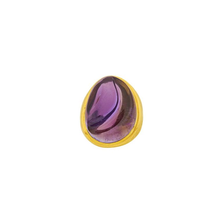 18k gold ring with carved amethyst