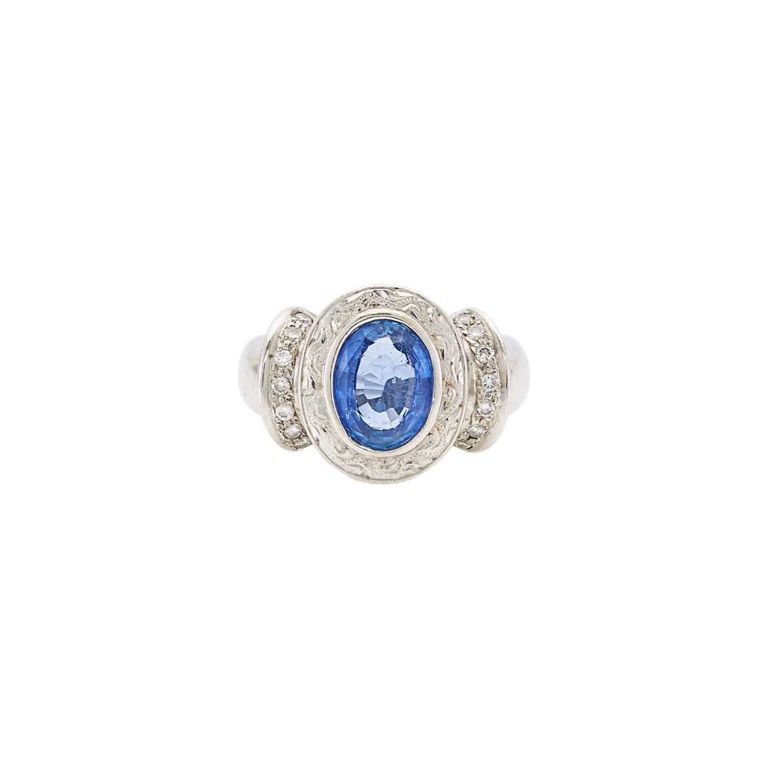 18k white gold ring with sapphire and diamonds