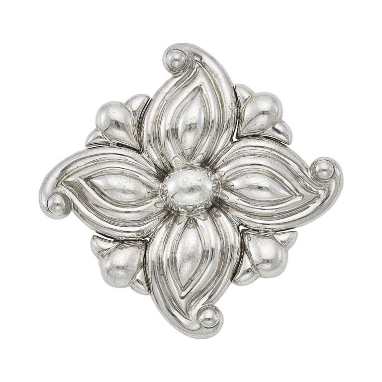 18k white gold brooch