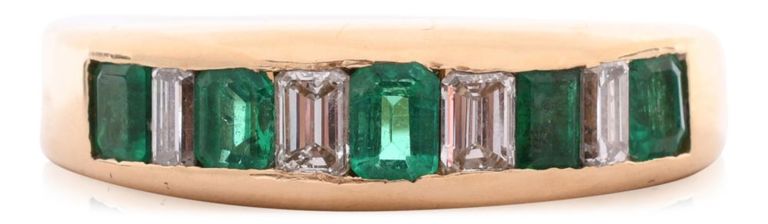 18k gold ring with diamond and emerald
