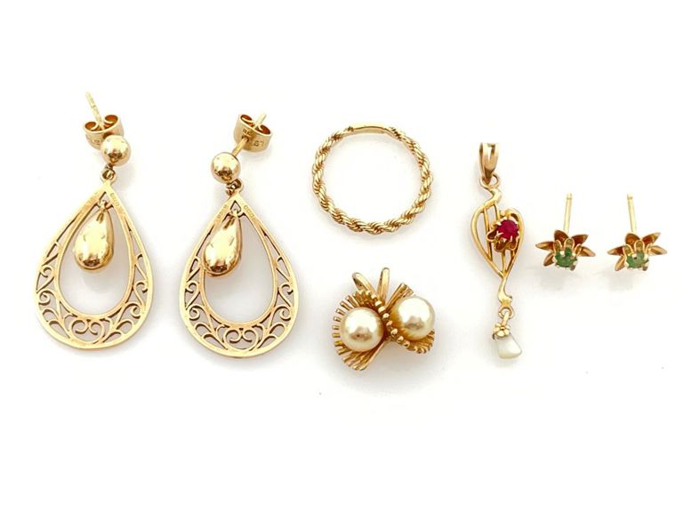 Assorted 9k and 10k yellow gold jewelry