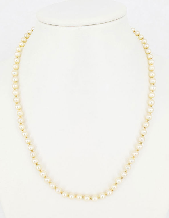 Strand of cultured pearls with 9k gold clasp
