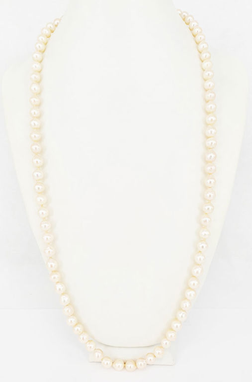 A VINTAGE CULTURED PEARL NECKLACE