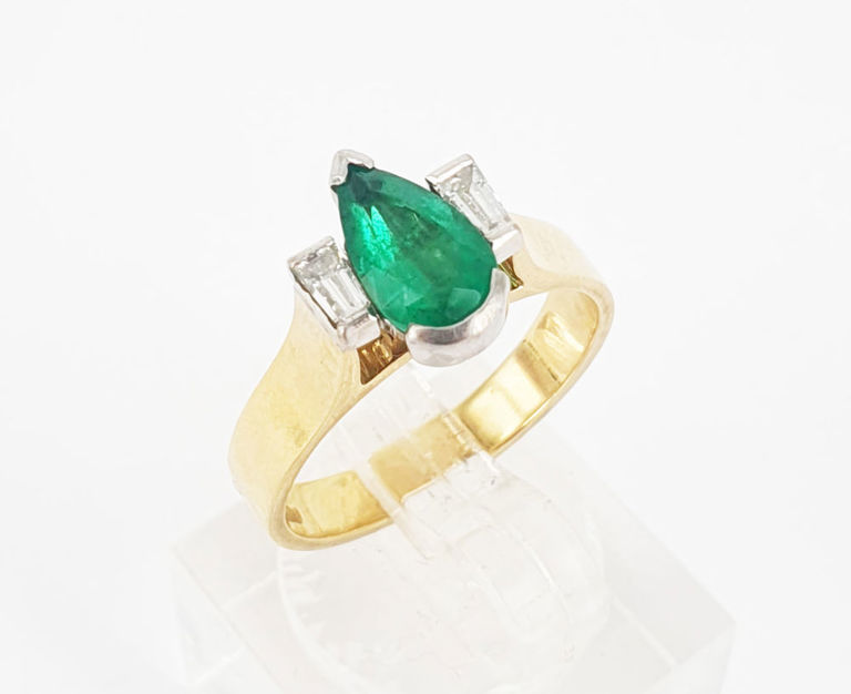18k gold ring with emerald and diamond