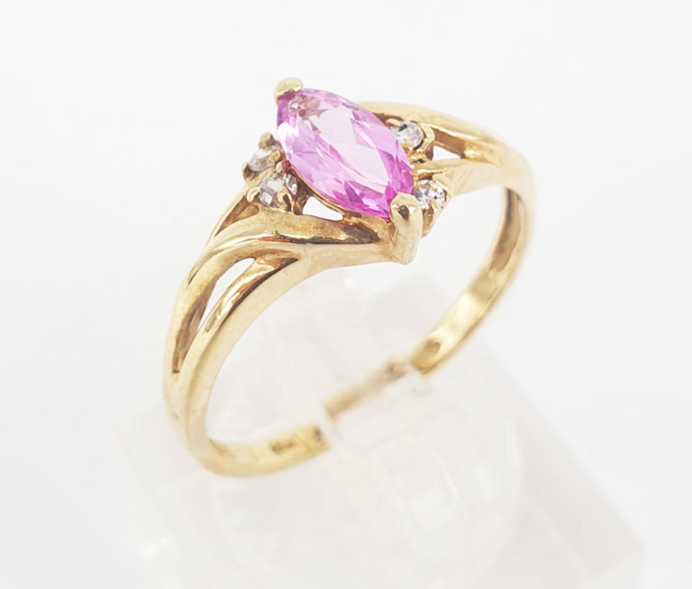 9k yellow gold ring with pink topaz and diamond