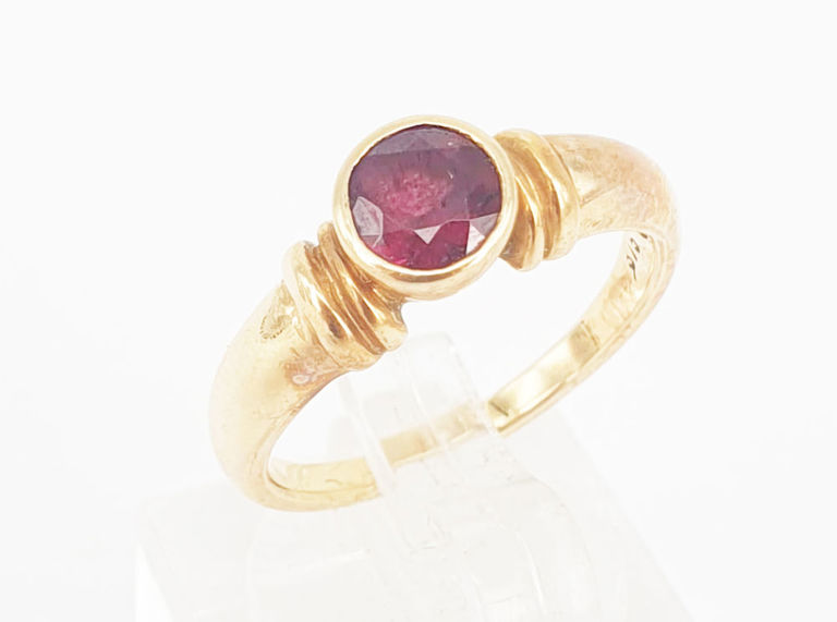 9k gold ring with garnet