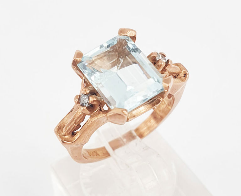 10k rose gold ring with aquamarine and diamond