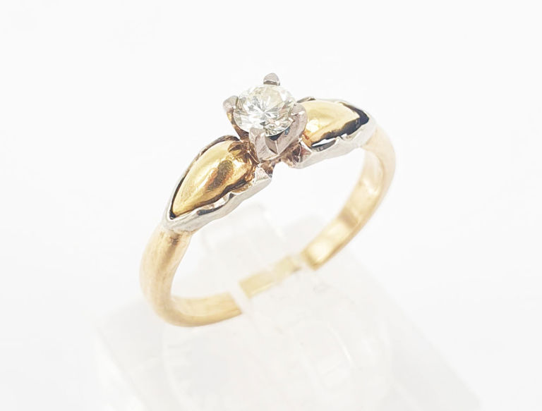 Gold ring with diamond