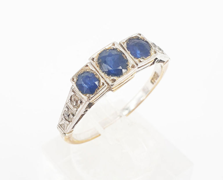 Victorian gold ring with sapphire and diamond