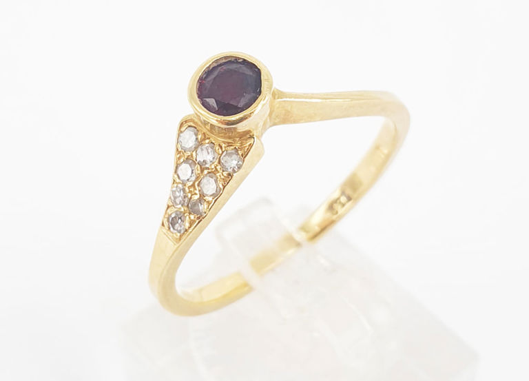 18k yellow gold ring with ruby and diamond