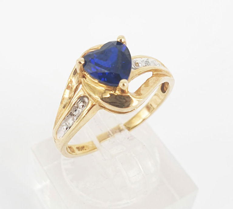 10k yellow gold ring with sapphire