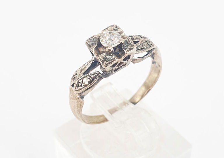 9k gold ring with diamond