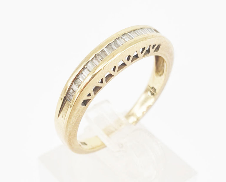 9k gold ring with diamond
