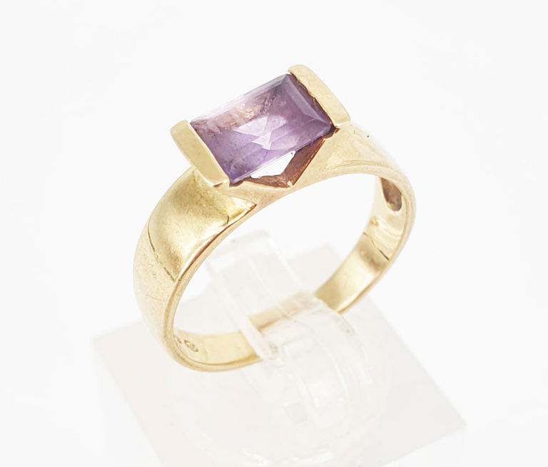 9k gold ring with amethyst