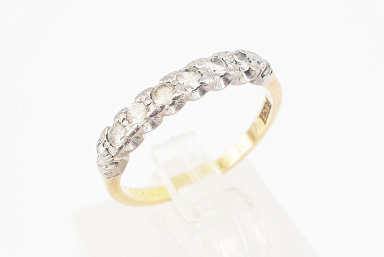 18k gold ring with diamond