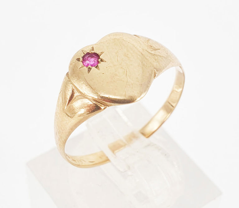 9k gold heart signet ring