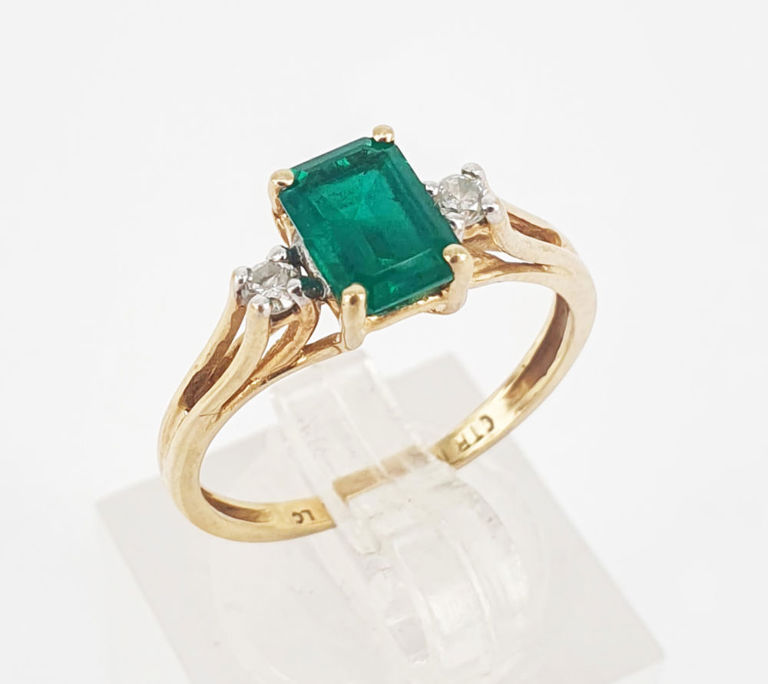 10k yellow gold ring with emerald and diamond