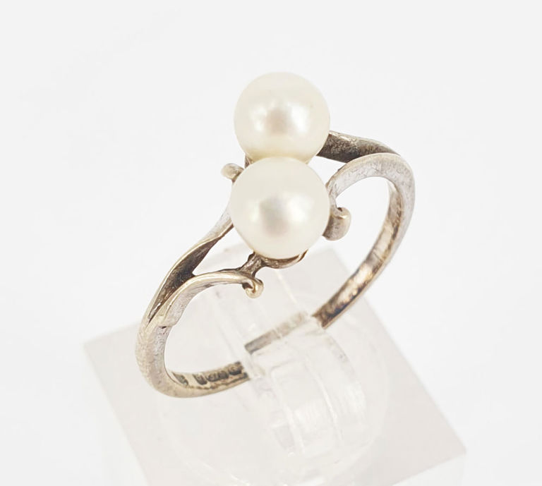 9k white gold ring with pearl