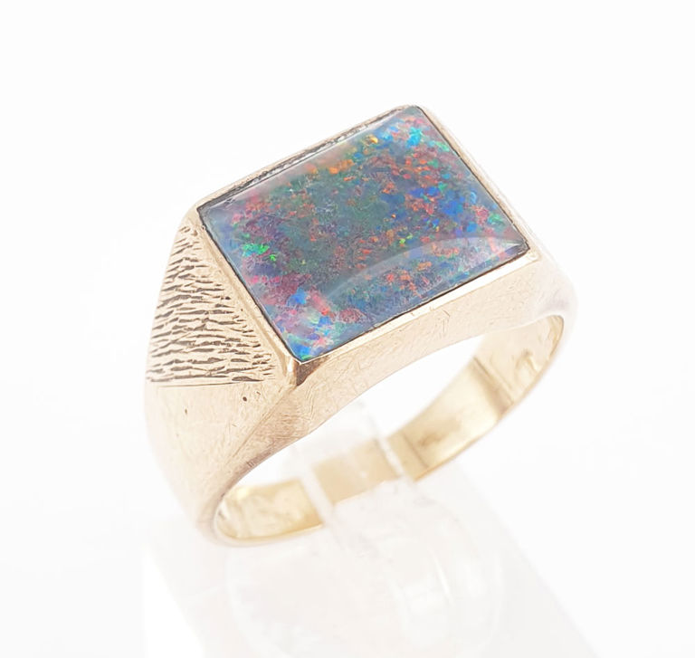 9k yellow gold ring with opal triplet