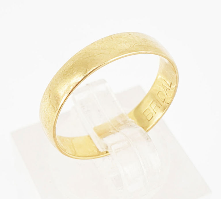 Yellow gold band ring
