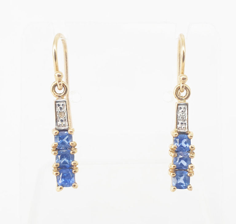 A PAIR OF 9ct GOLD SAPPHIRE AND DIAMOND DROP EARRINGS. Weight 1.6g.