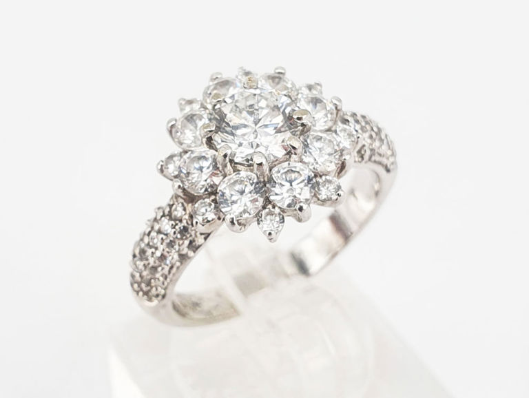 Diamond and cubic zirconia cluster ring