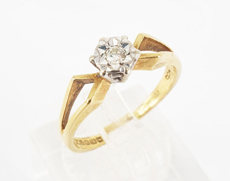 Single stone diamond ring