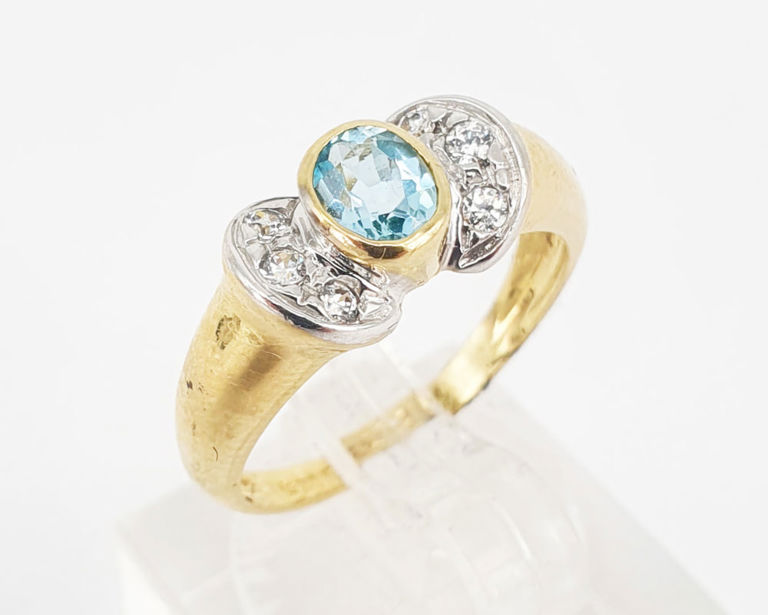 9k yellow gold ring with coloured gemstone and cubic zirconia
