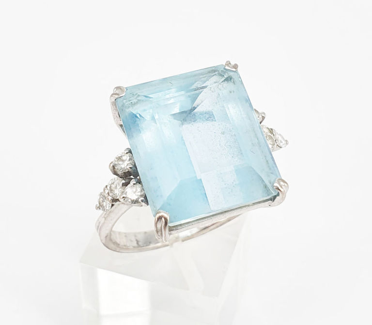 18k white gold ring with aquamarine and diamond