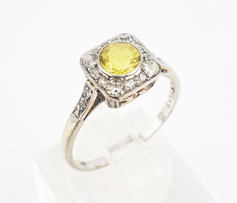 18k white gold ring with sapphire and diamond