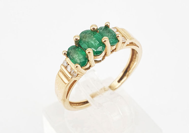 Yellow gold ring with emerald and diamond