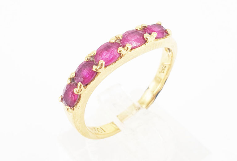 18k gold ring with ruby
