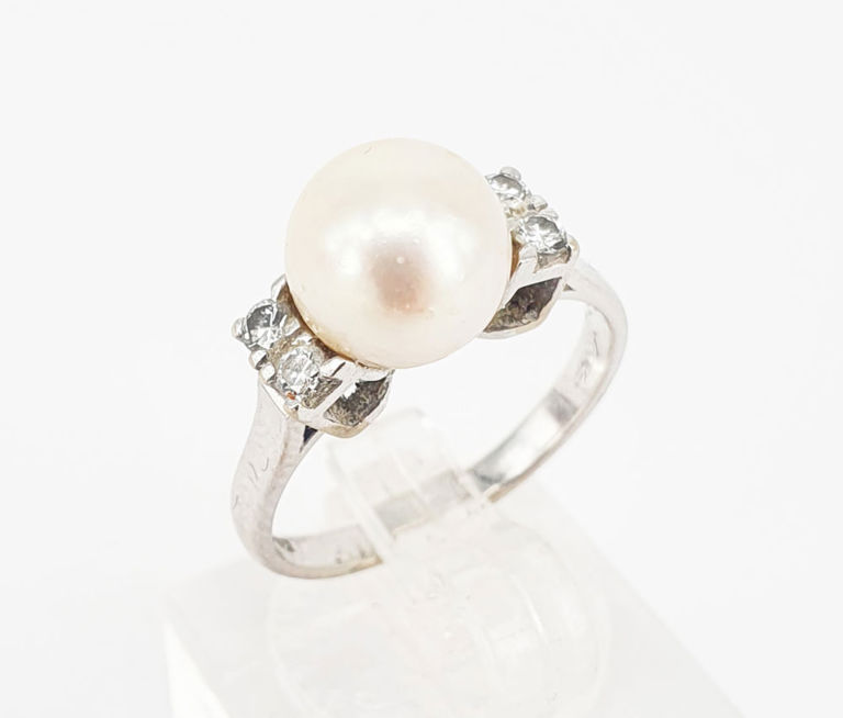14k white gold ring with pearl and diamond